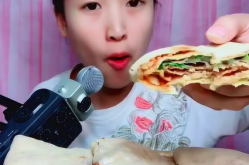 小姐姐吃彩色软果子,小姐姐的彩色软果盛宴