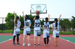 小姐姐每天打篮球英语,Daily Hoops: A Journey with the Basketball Queen