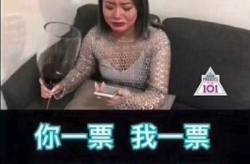 小姐姐捧着鲜花表情包,小姐姐捧花表情包传递温馨祝福
