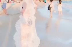 湖边开心小姐姐跳舞图片,小姐姐翩翩起舞，绽放青春风采