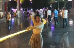 古城夜景小姐姐视频高清,高清镜头下的小姐姐风采