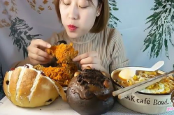 小姐姐吃番茄米线视频,小姐姐带你领略美味番茄米线