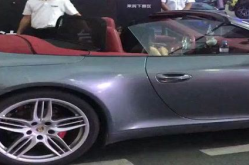 小姐姐夜间开保时捷车,小姐姐驾驭保时捷的璀璨瞬间